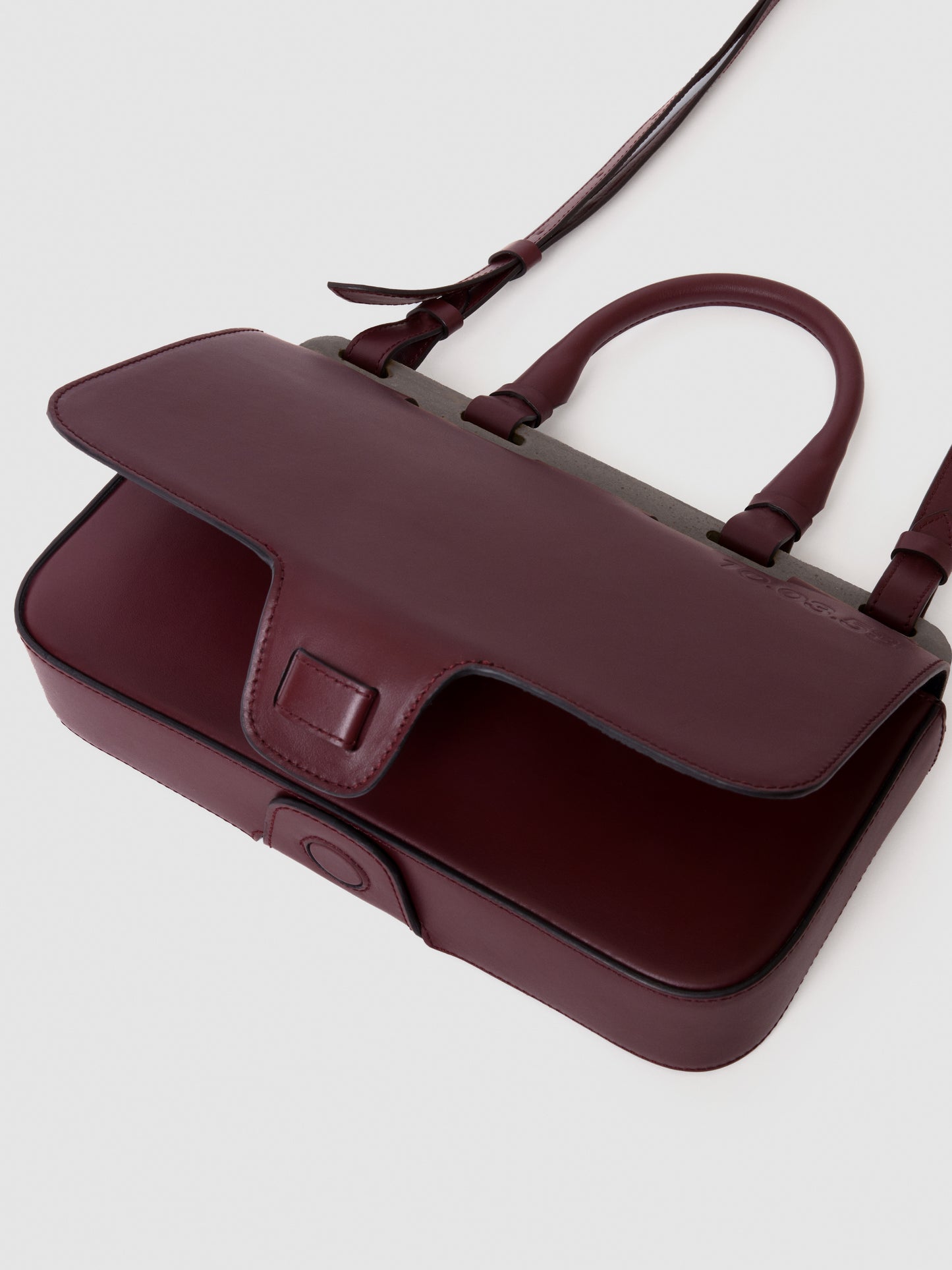 10.03.53 CONCRETE BAGUETTE / BORDEAUX 28×16×6cm