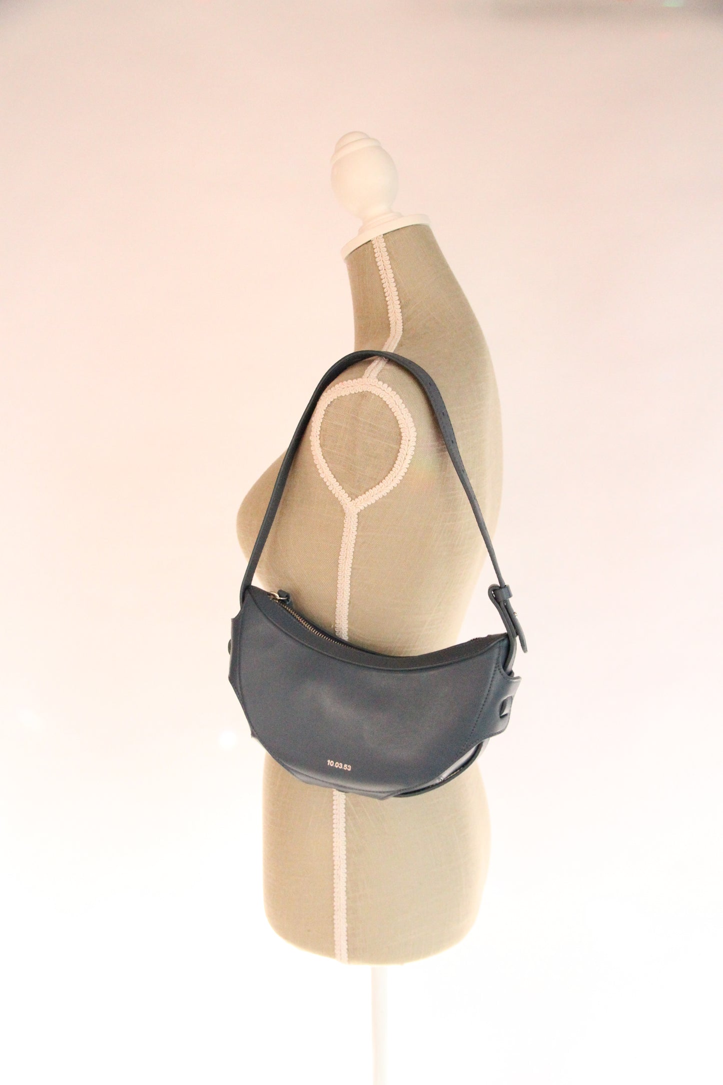 10.03.53 HALF-MOON / BLUE 26×13×11cm