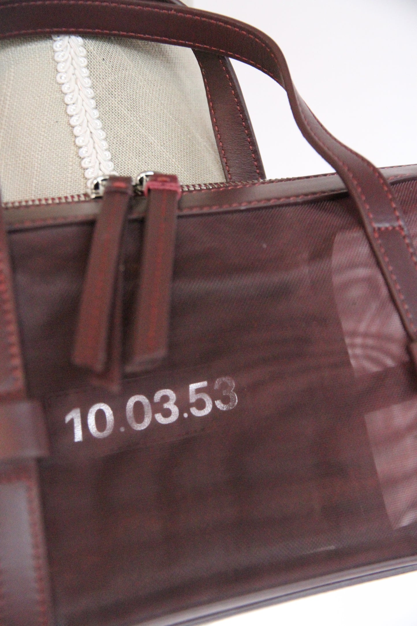 10.03.53 BAGUETTE SOFT / SHADOW BURGUNDY 37×13×8cm
