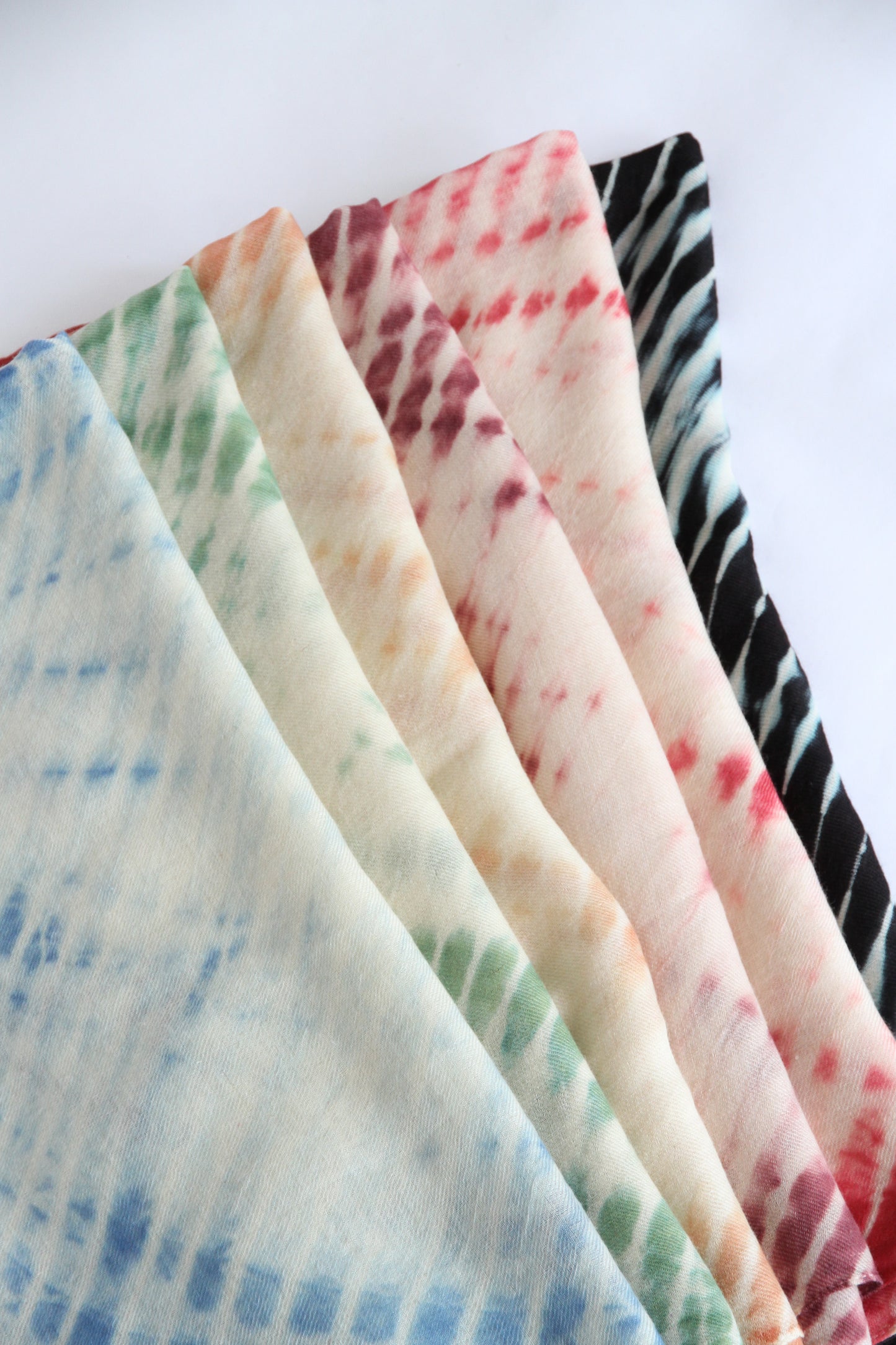 Plant-dyed cashmere-silk shawl / Black