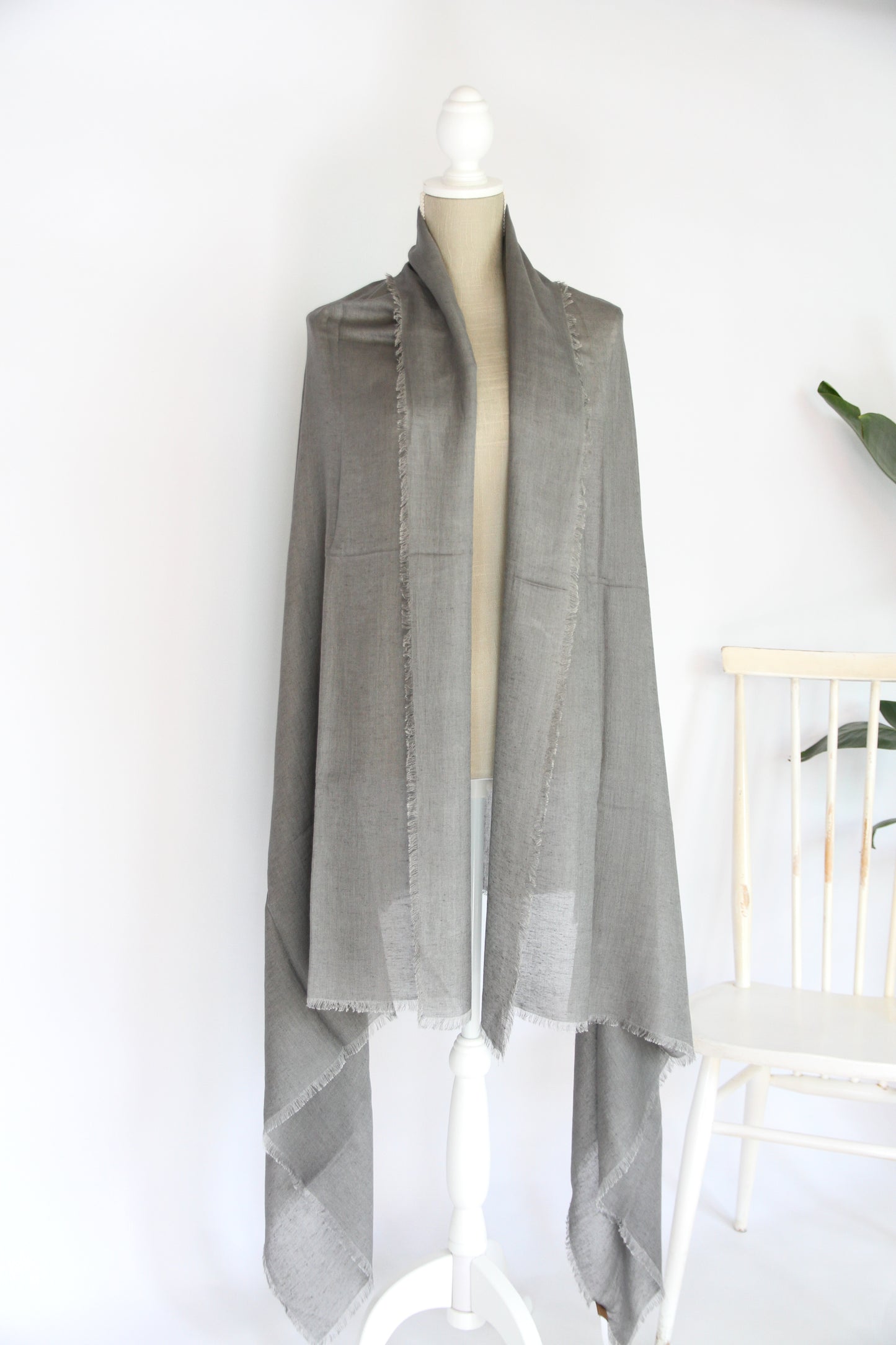Plant-dyed modal linen shawl / Grey