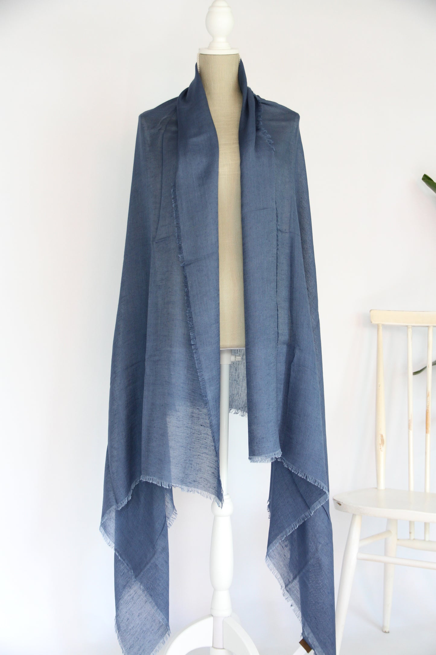 Plant-dyed modal linen shawl / Blue