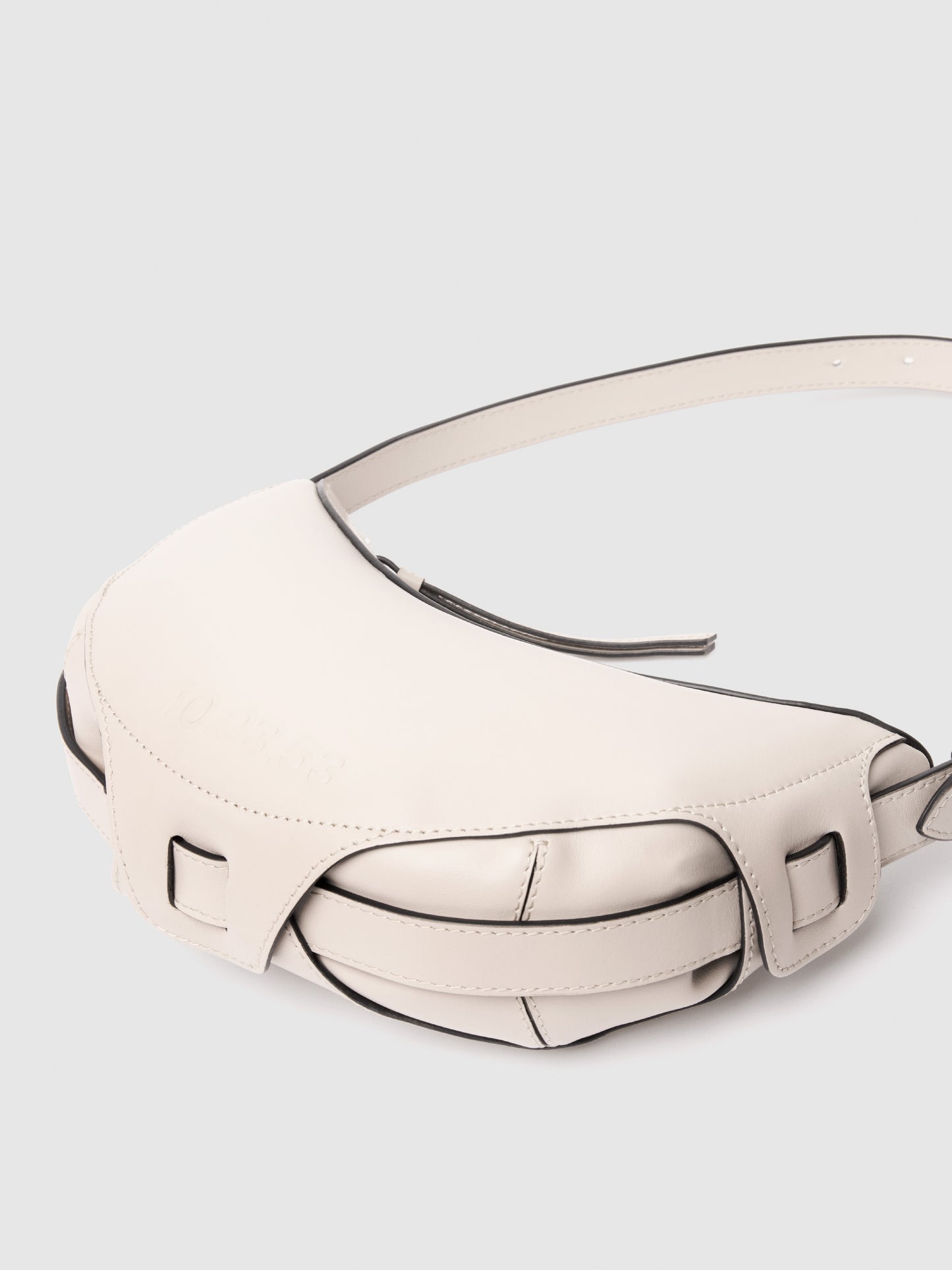 10.03.53 HALF-MOON / OFF-WHITE 26×13×11cm