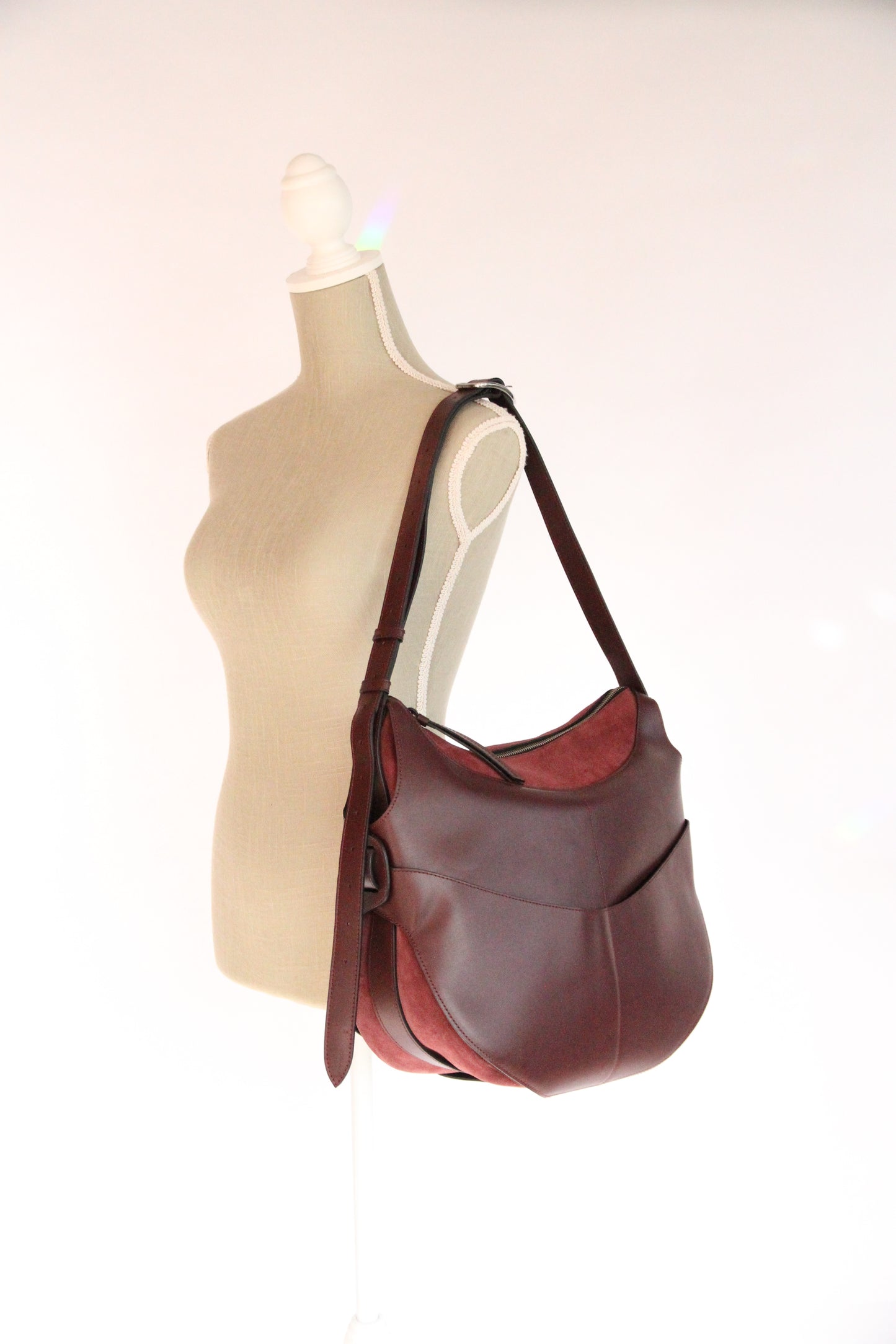 10.03.53 SADDLEBAG / BURGUNDY  42×34×16cm