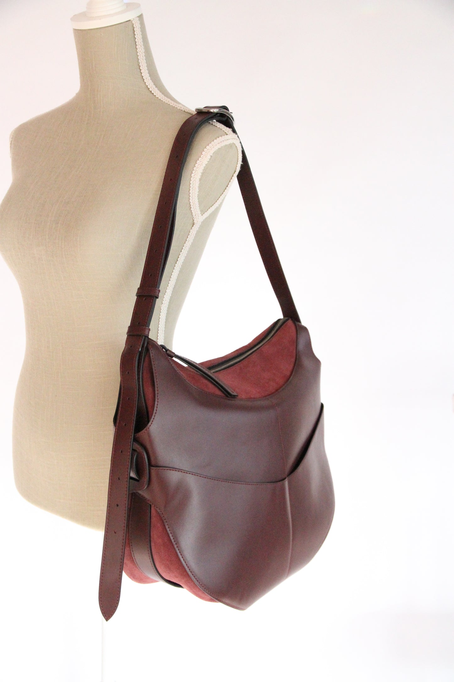 10.03.53 SADDLEBAG / BURGUNDY  42×34×16cm
