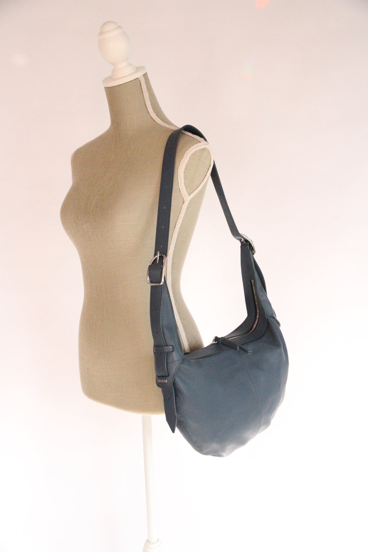10.03.53 JELLYFISH / BLUE  48×28×6.5cm