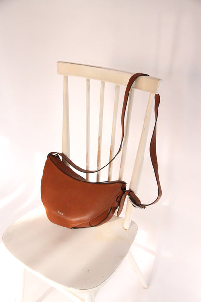 10.03.53 LARGE HALF-MOON / COGNAC  29×23×11cm