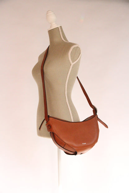 10.03.53 LARGE HALF-MOON / COGNAC  29×23×11cm