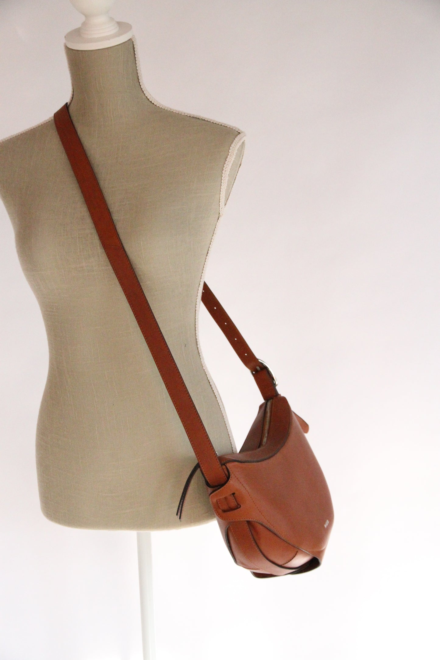 10.03.53 LARGE HALF-MOON / COGNAC  29×23×11cm