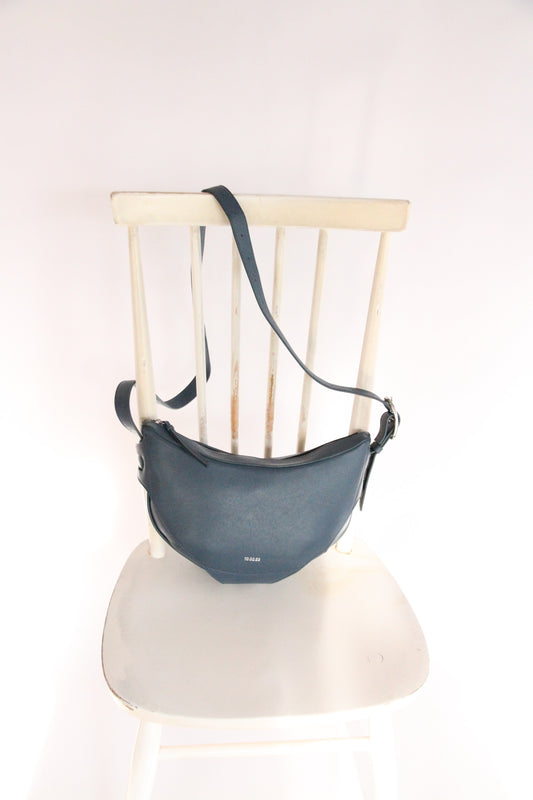 10.03.53 LARGE HALF-MOON / BLUE  29×23×11cm