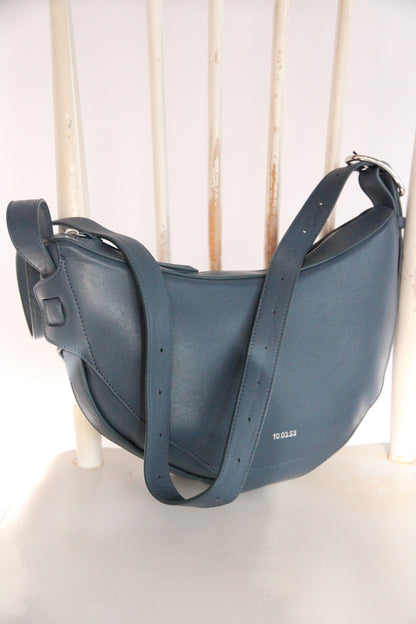 10.03.53 LARGE HALF-MOON / BLUE  29×23×11cm