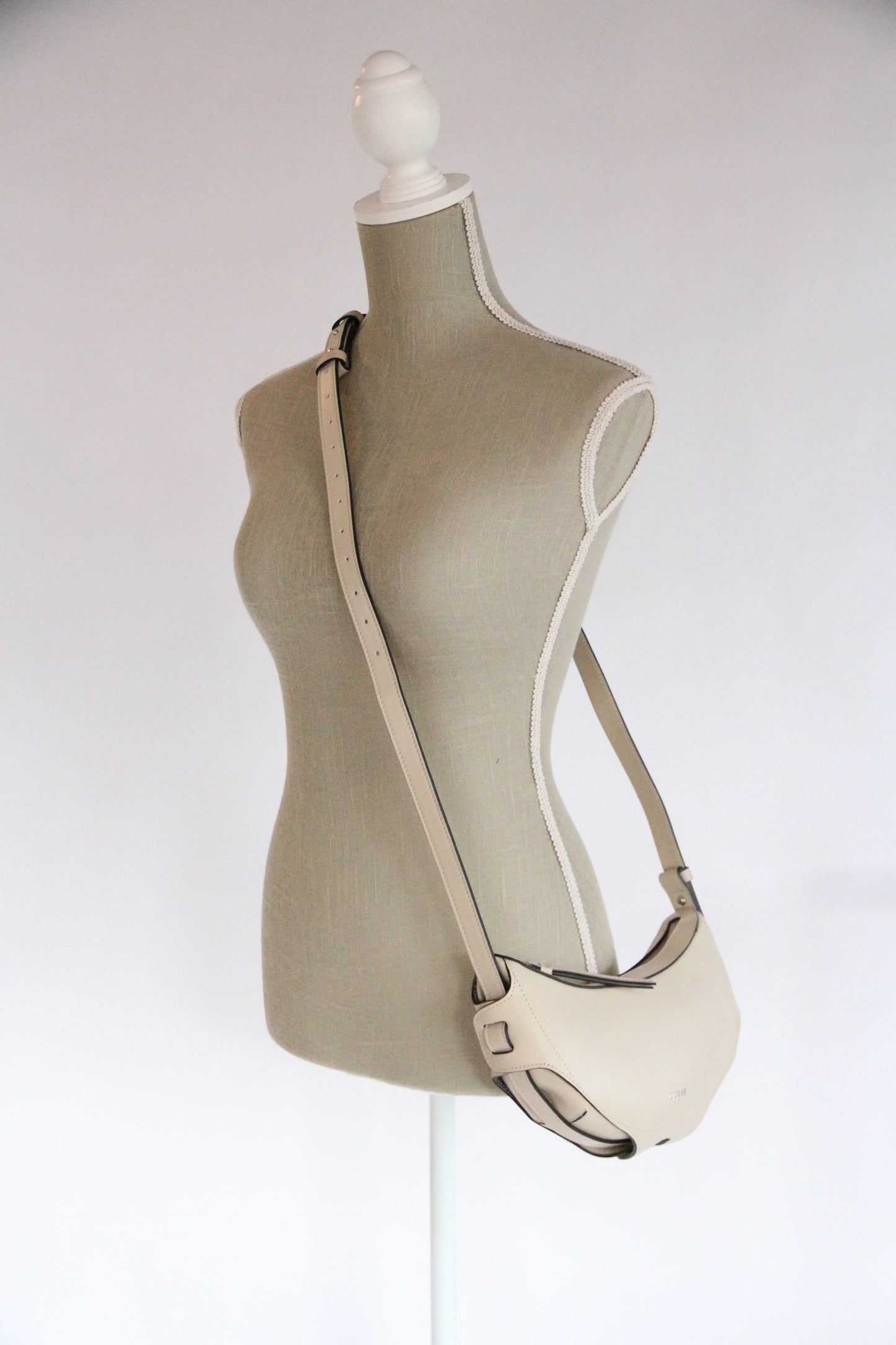 10.03.53 HALF-MOON / OFF-WHITE 26×13×11cm
