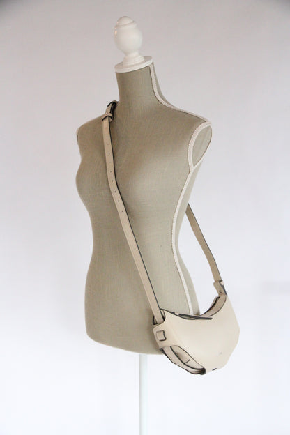 10.03.53 HALF-MOON / OFF-WHITE 26×13×11cm