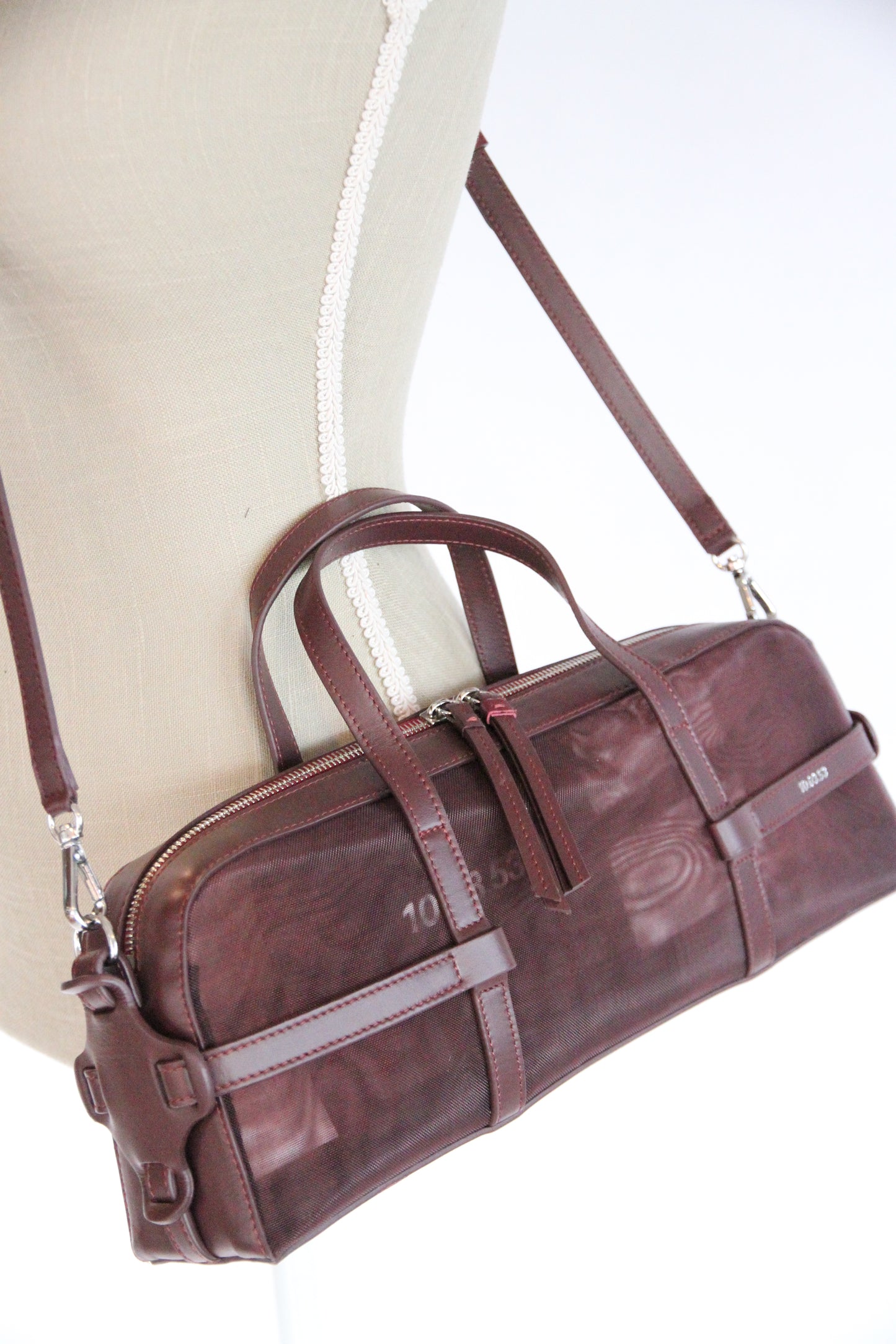 10.03.53 BAGUETTE SOFT / SHADOW BURGUNDY  37×13×8cm