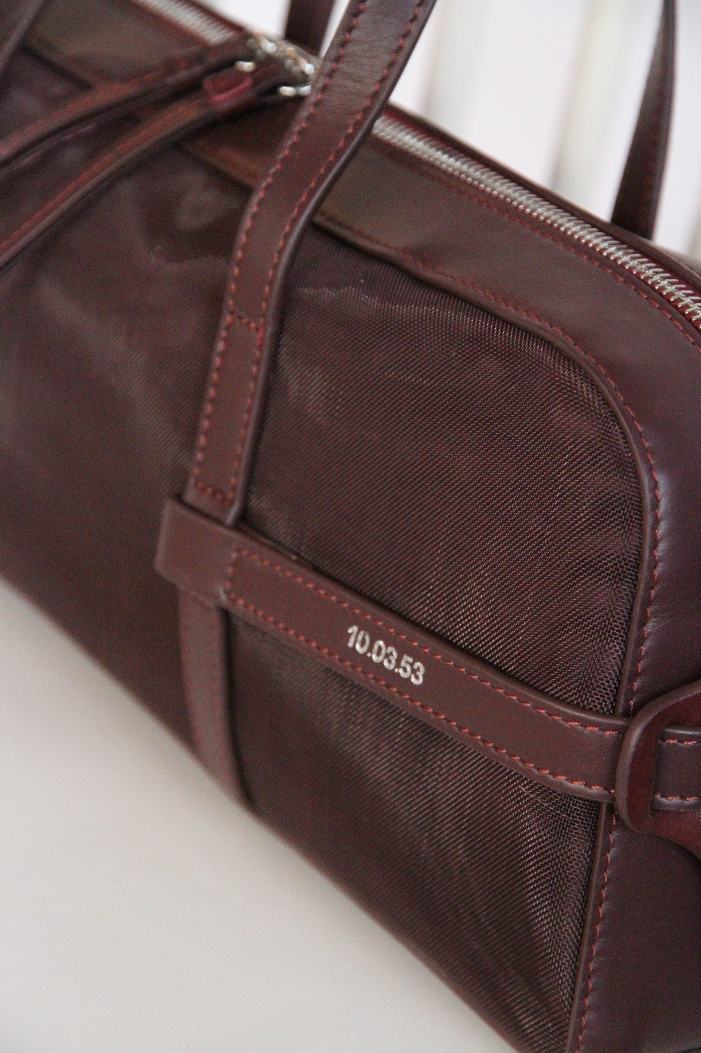 10.03.53 BAGUETTE SOFT / SHADOW BURGUNDY  37×13×8cm