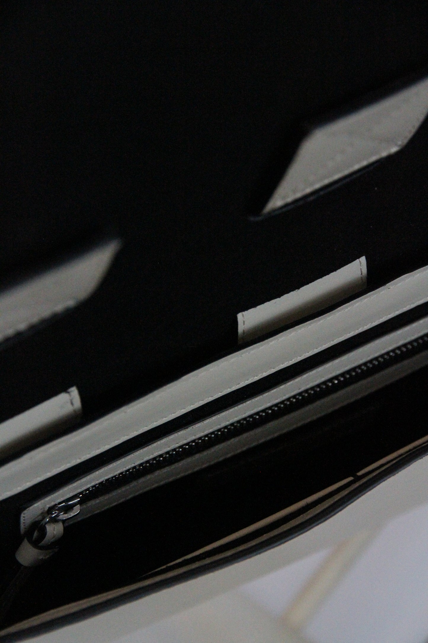 10.03.53 CONCRETE BAGUETTE / OFF-WHITE  28×16×6cm