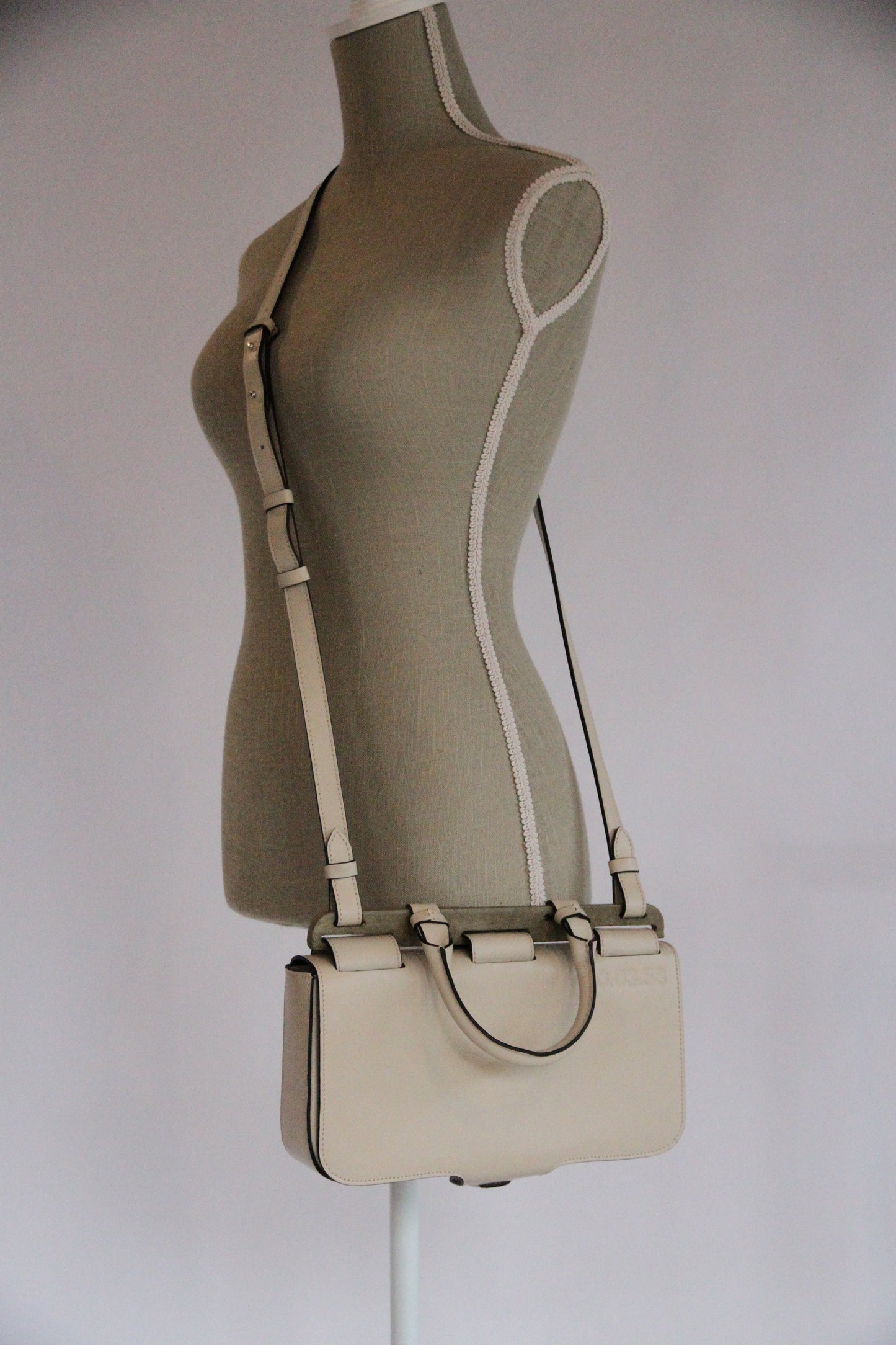 10.03.53 CONCRETE BAGUETTE / OFF-WHITE  28×16×6cm