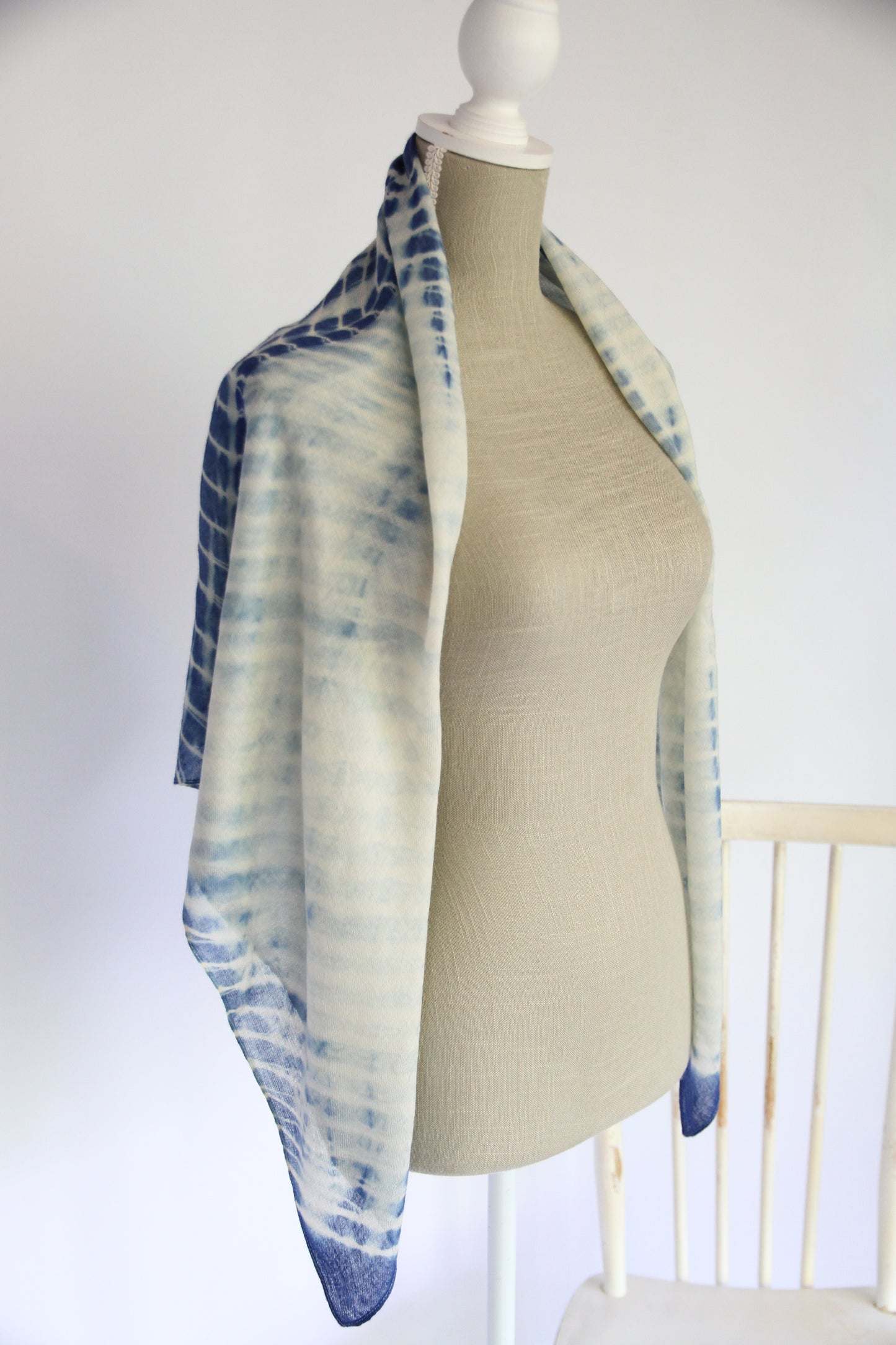 Plant-dyed cashmere-silk shawl / Blue