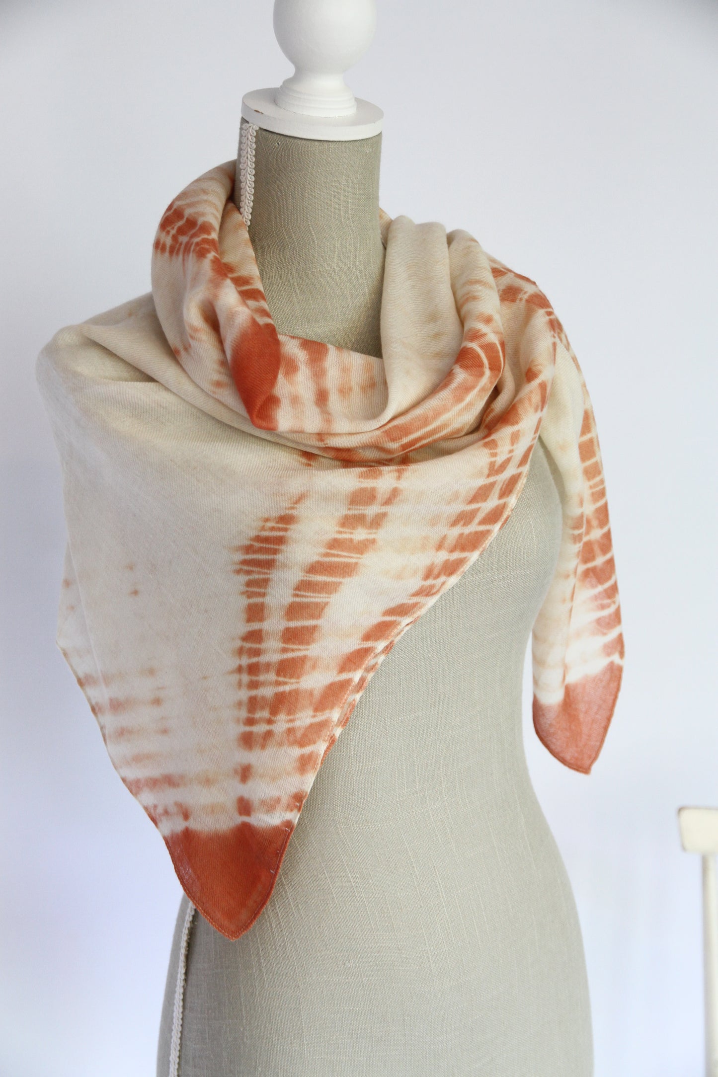 Plant-dyed cashmere-silk shawl / Orange