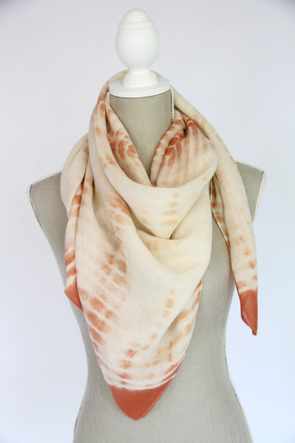 Plant-dyed cashmere-silk shawl / Orange