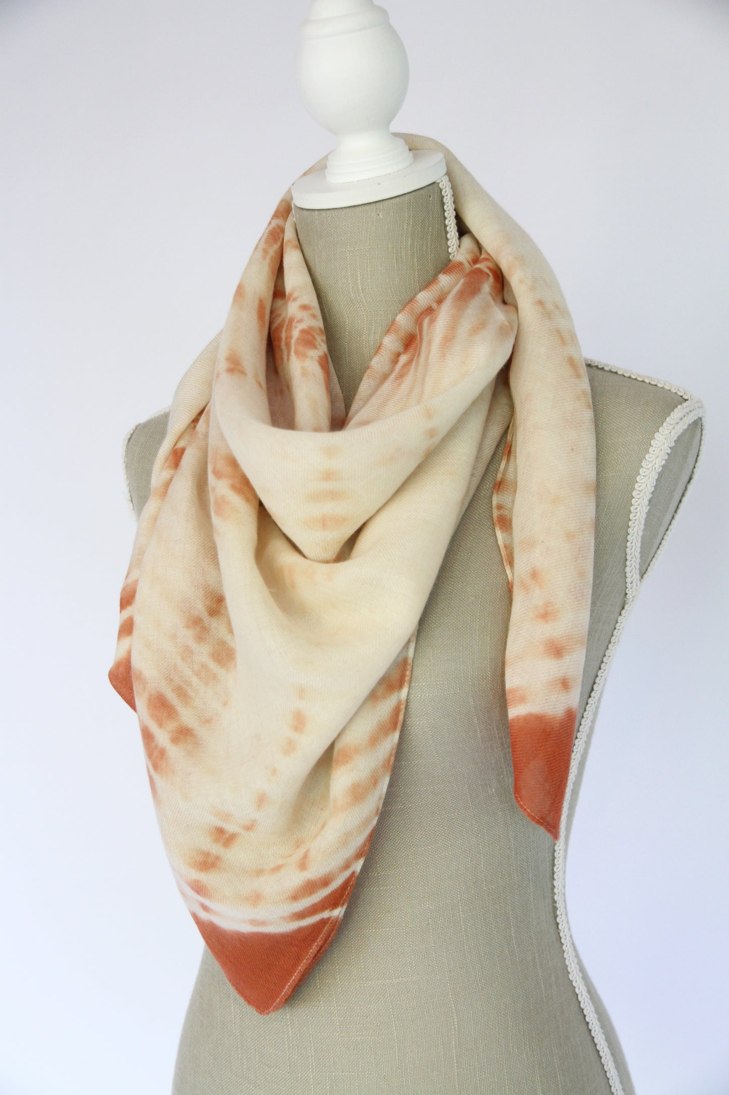Plant-dyed cashmere-silk shawl / Orange