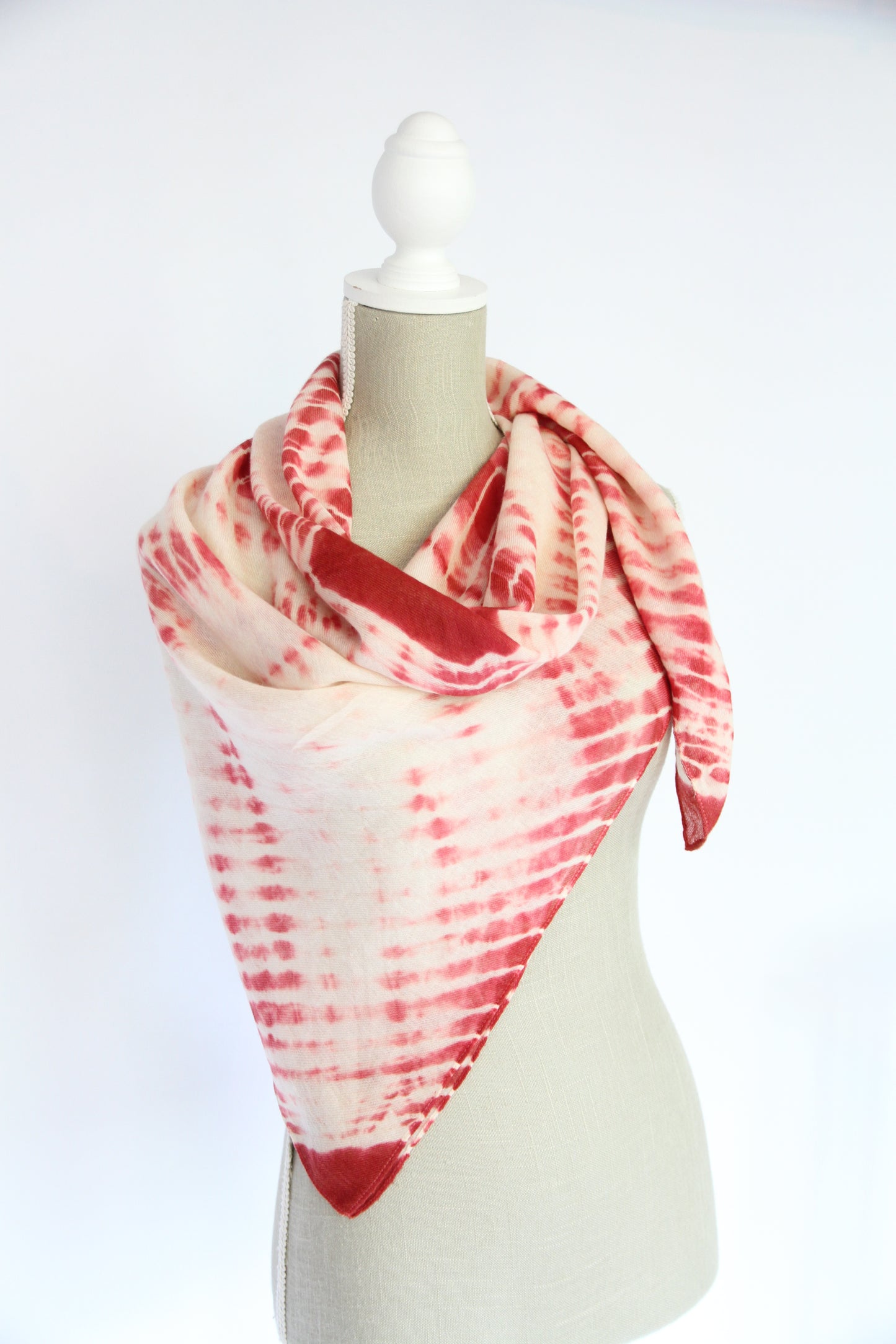 Plant-dyed cashmere-silk shawl / Red