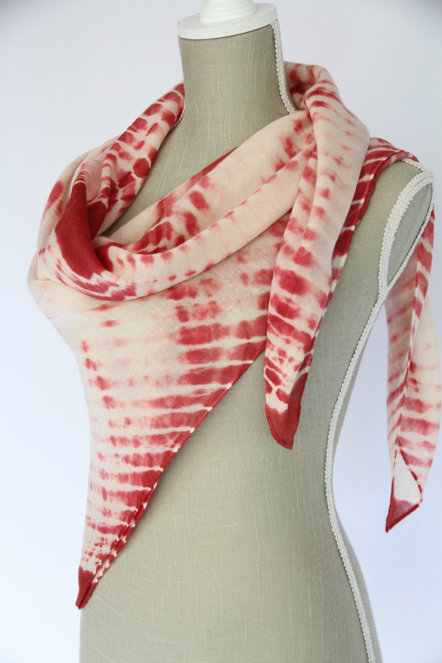 Plant-dyed cashmere-silk shawl / Red