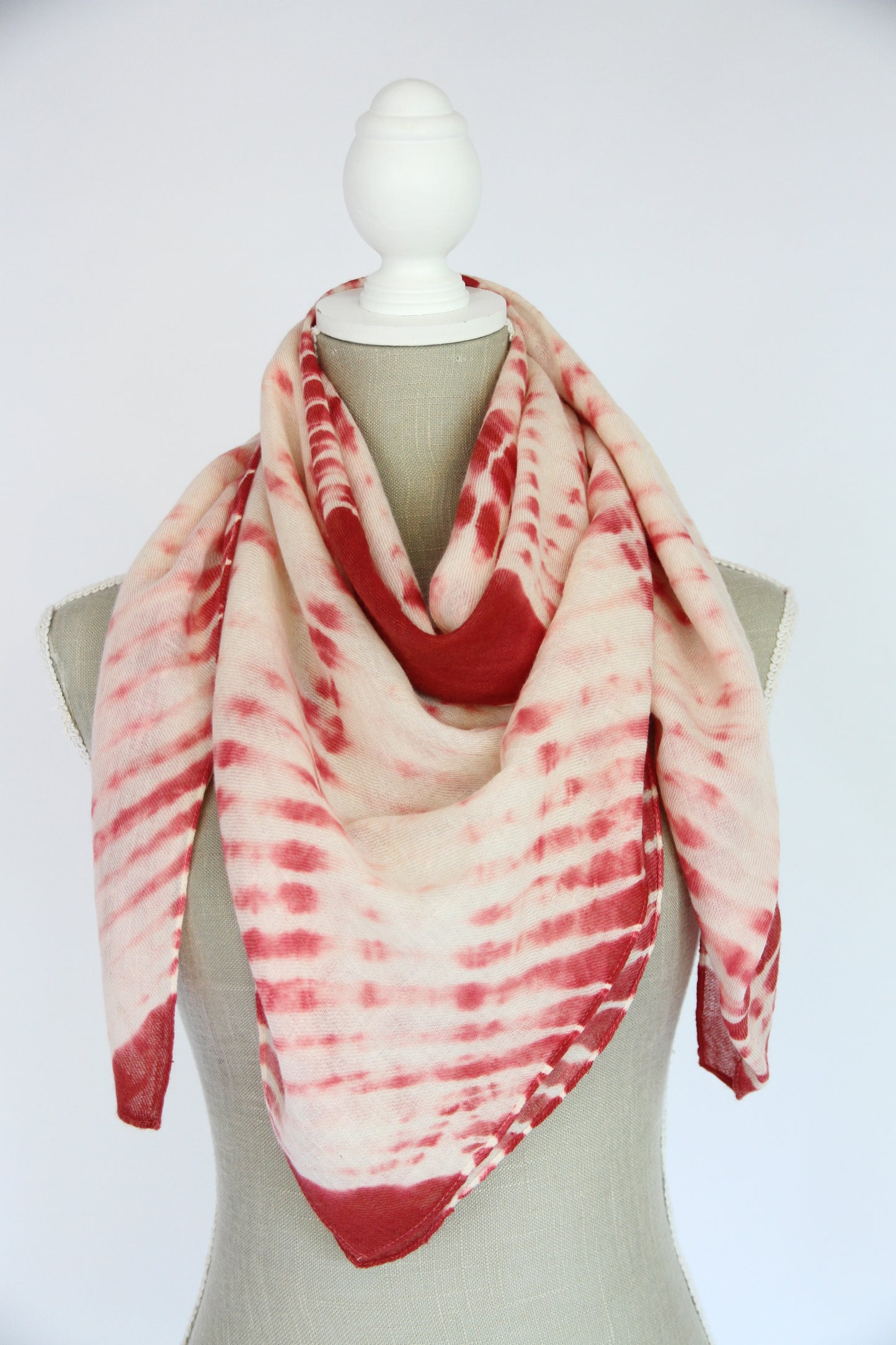 Plant-dyed cashmere-silk shawl / Red