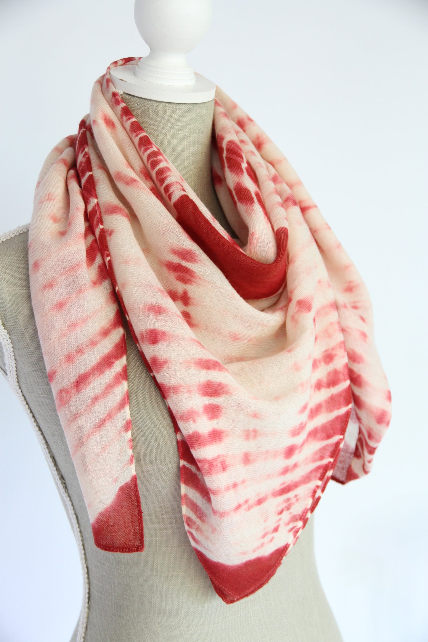 Plant-dyed cashmere-silk shawl / Red