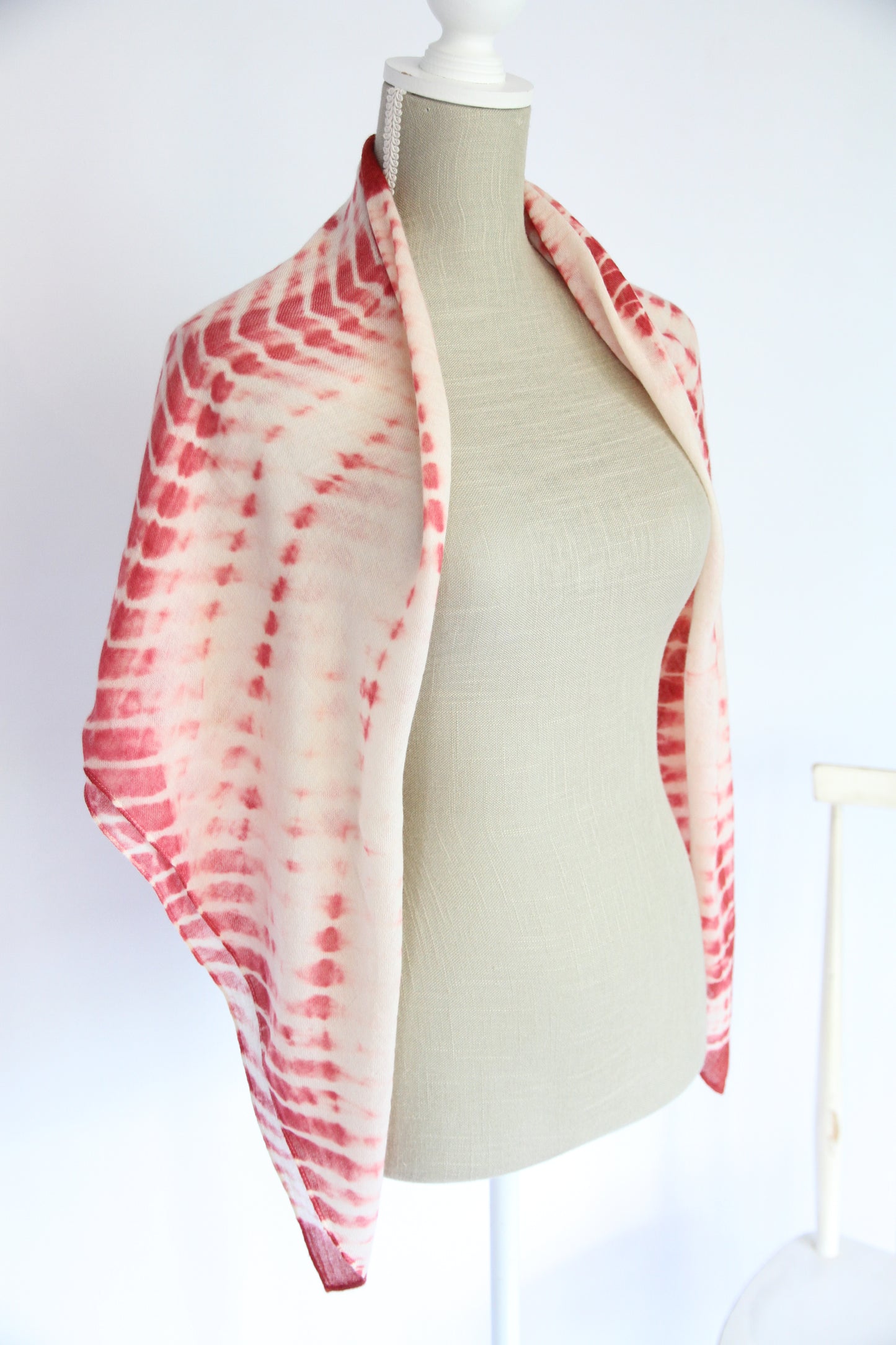Plant-dyed cashmere-silk shawl / Red