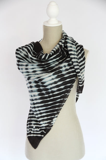 Plant-dyed cashmere-silk shawl / Black