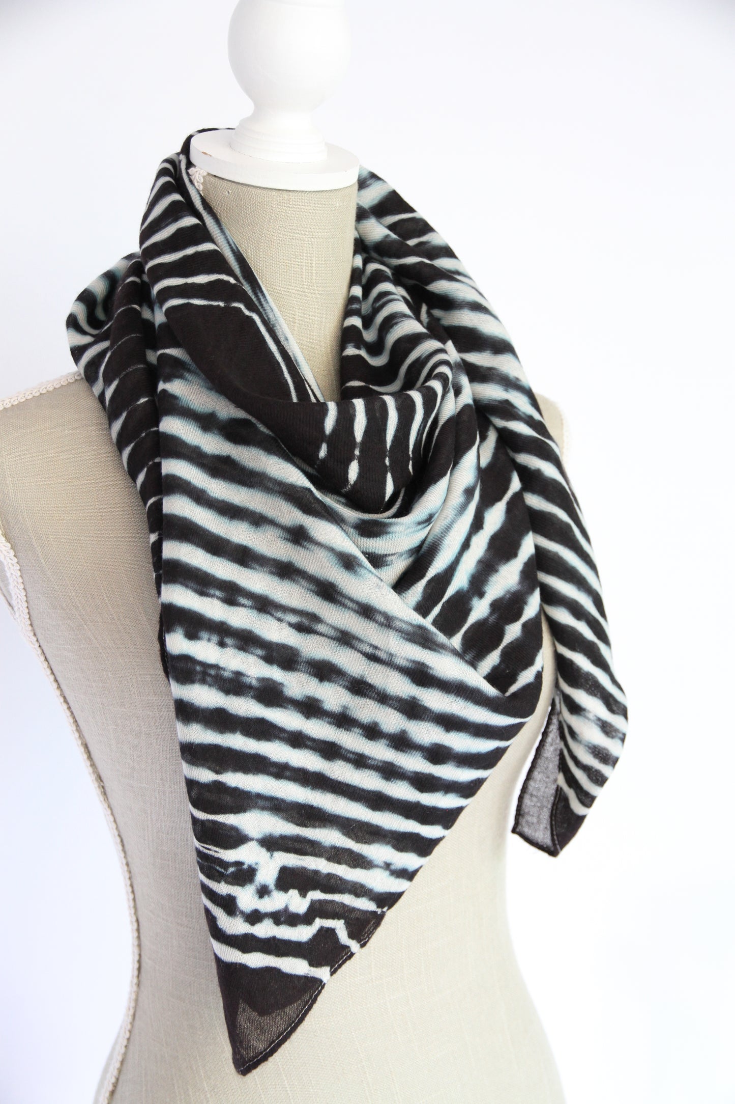 Plant-dyed cashmere-silk shawl / Black