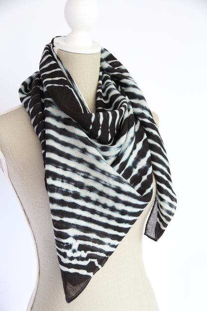 Plant-dyed cashmere-silk shawl / Black