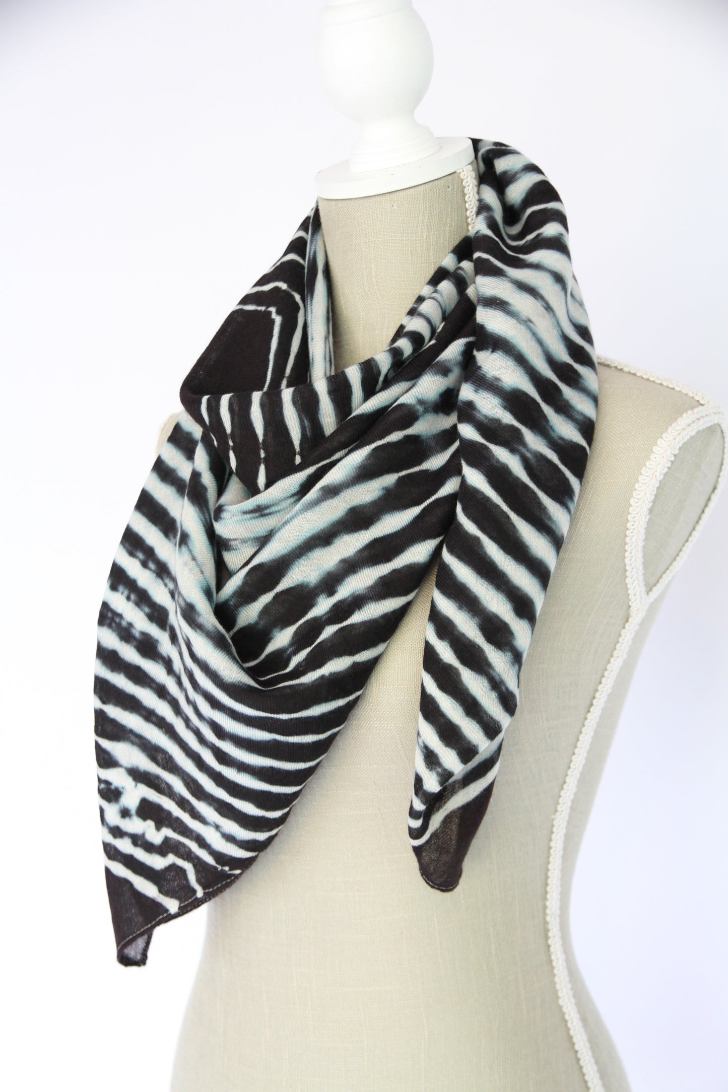 Plant-dyed cashmere-silk shawl / Black