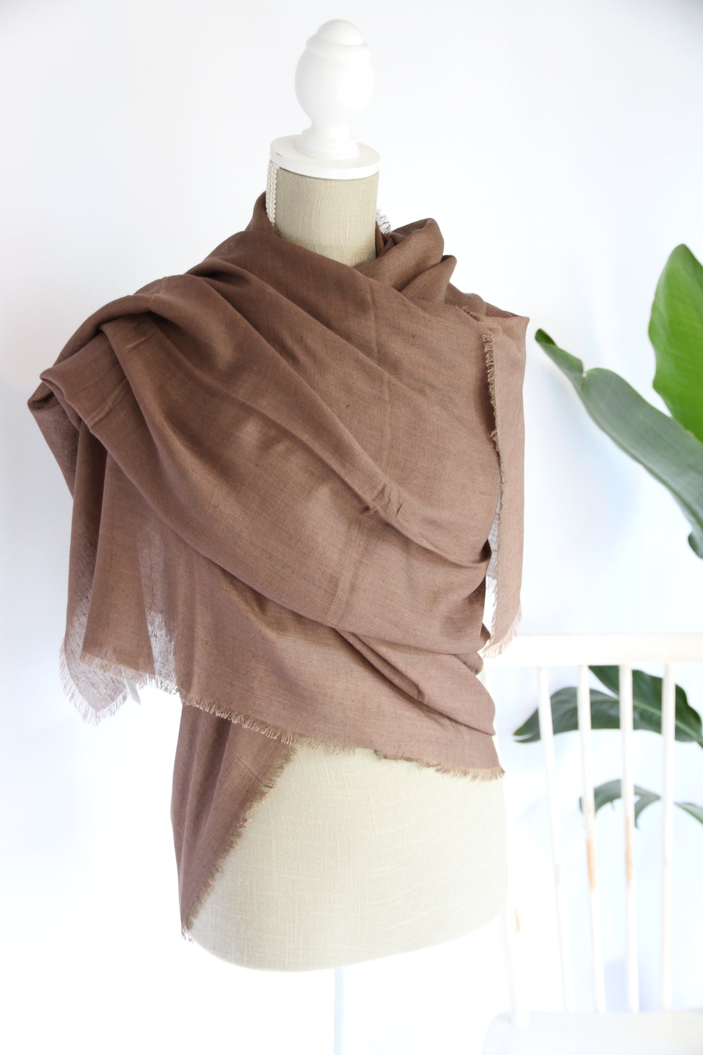 Plant-dyed modal linen shawl / Brown