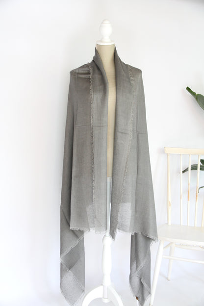 Plant-dyed modal linen shawl / Grey
