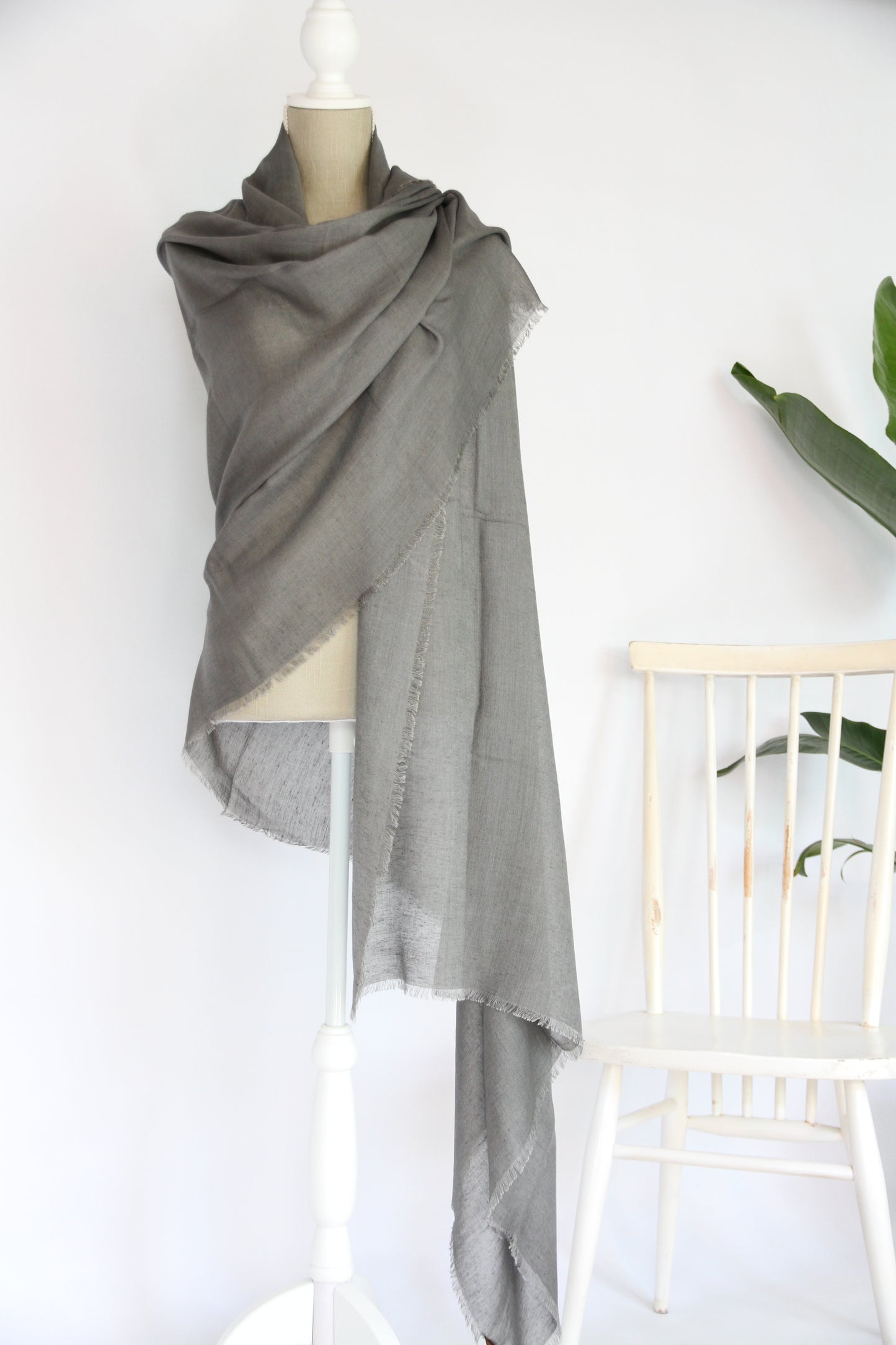 Plant-dyed modal linen shawl / Grey