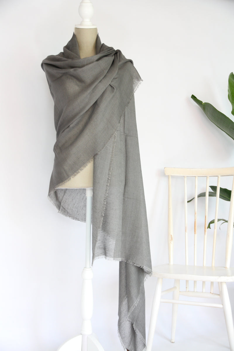 Plant-dyed modal linen shawl / Grey