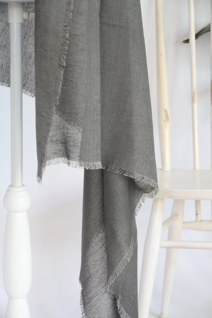 Plant-dyed modal linen shawl / Grey