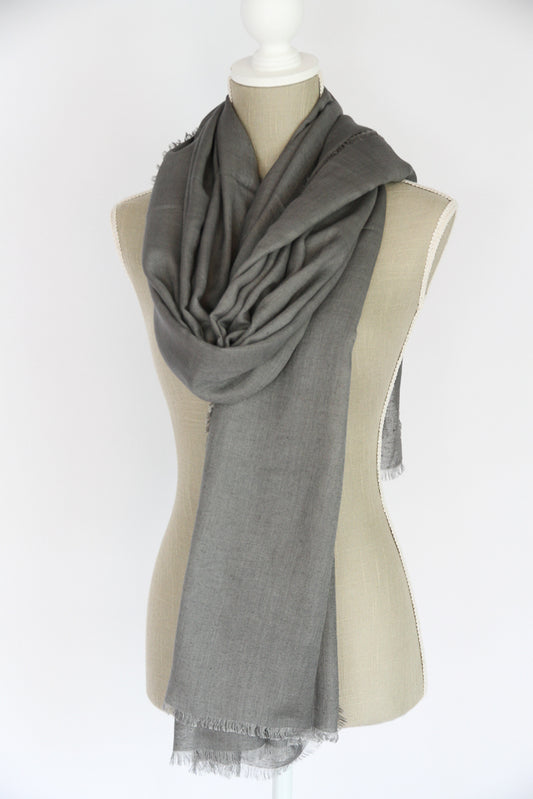 Plant-dyed modal linen shawl / Grey