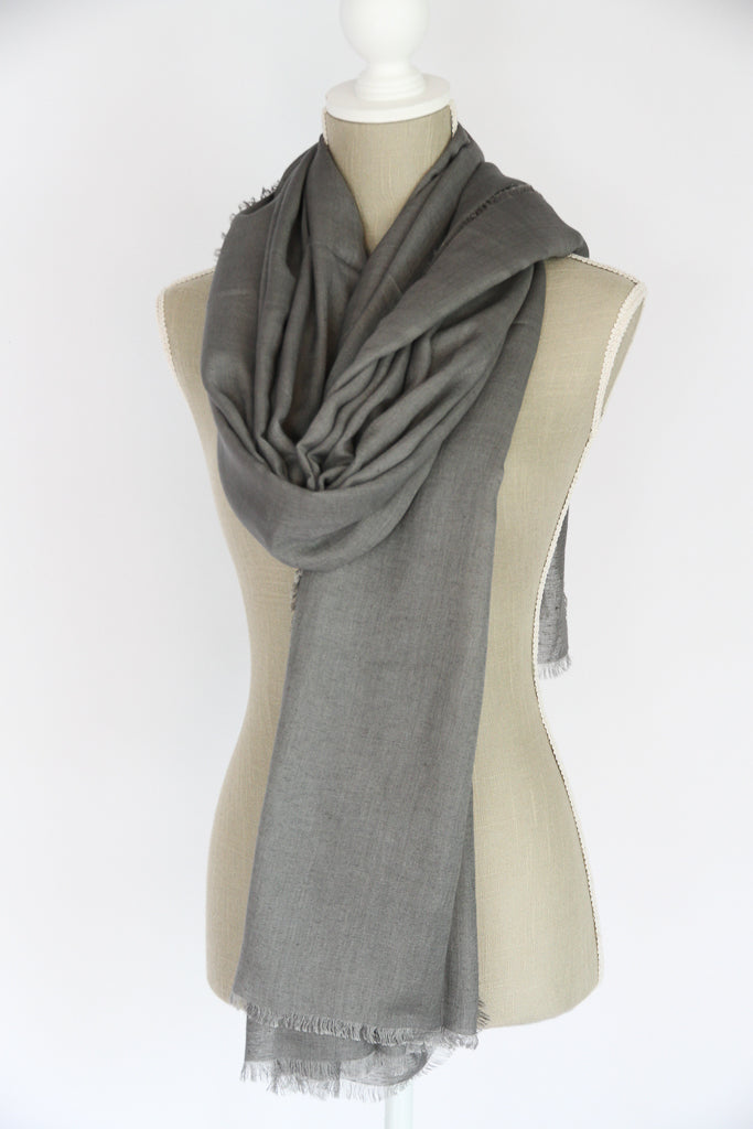 Plant-dyed modal linen shawl / Grey