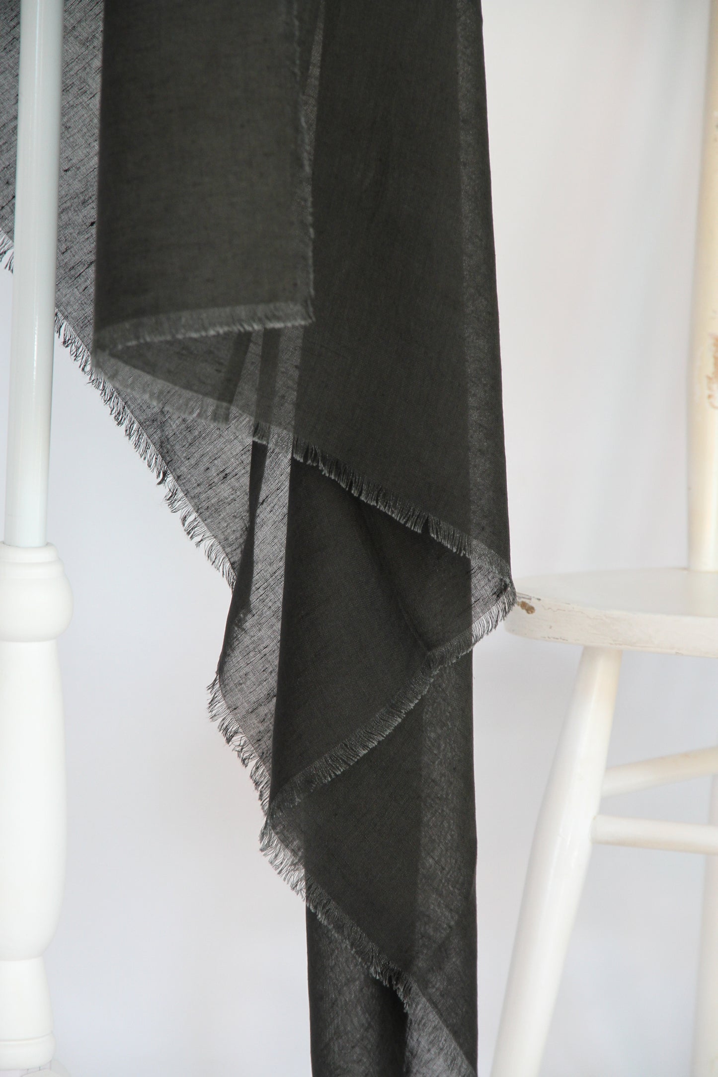 Plant-dyed modal linen shawl / Black