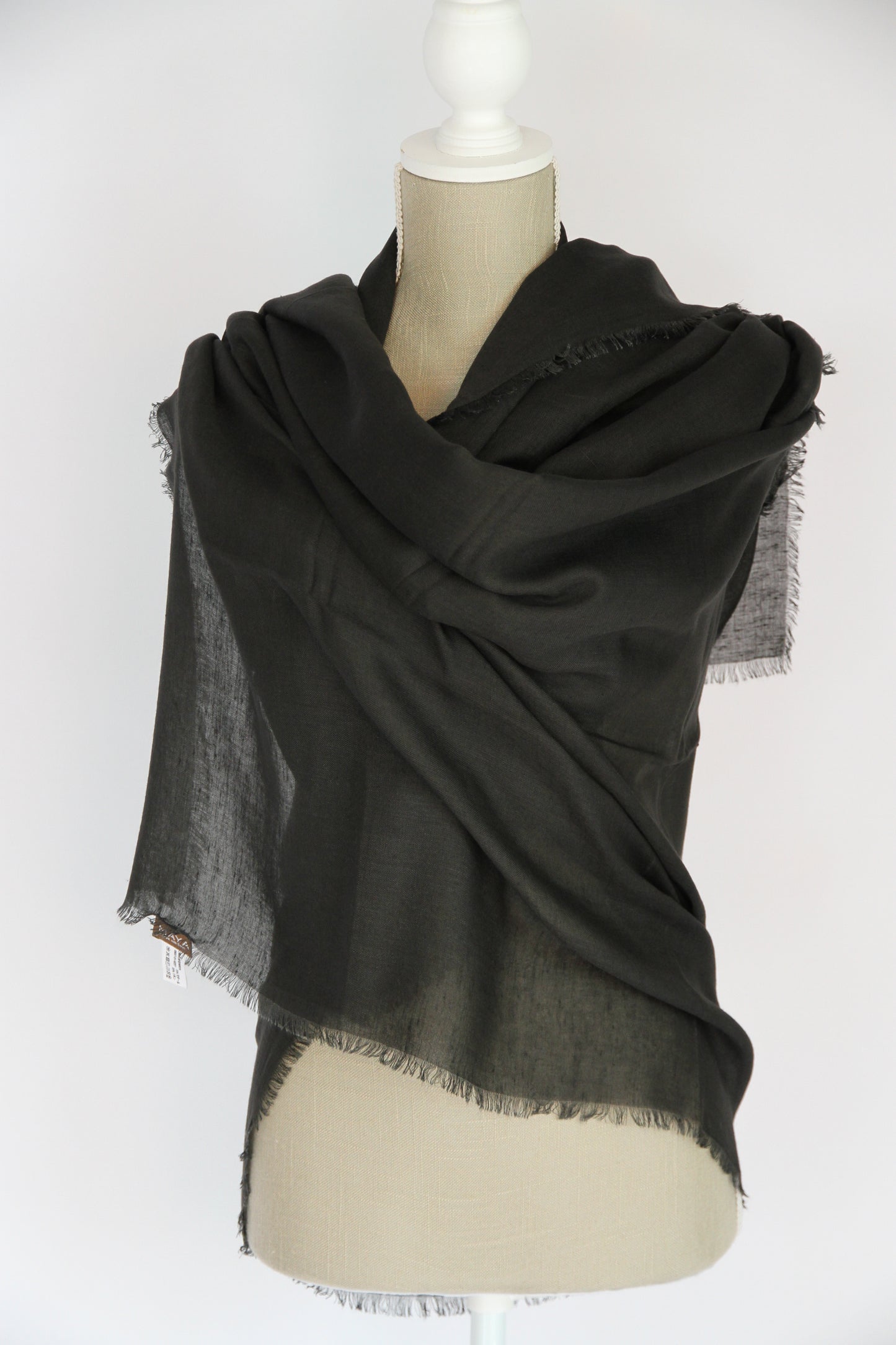 Plant-dyed modal linen shawl / Black
