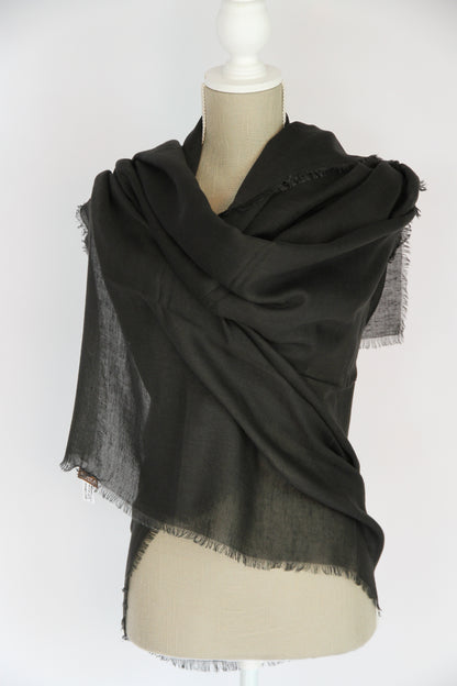 Plant-dyed modal linen shawl / Black