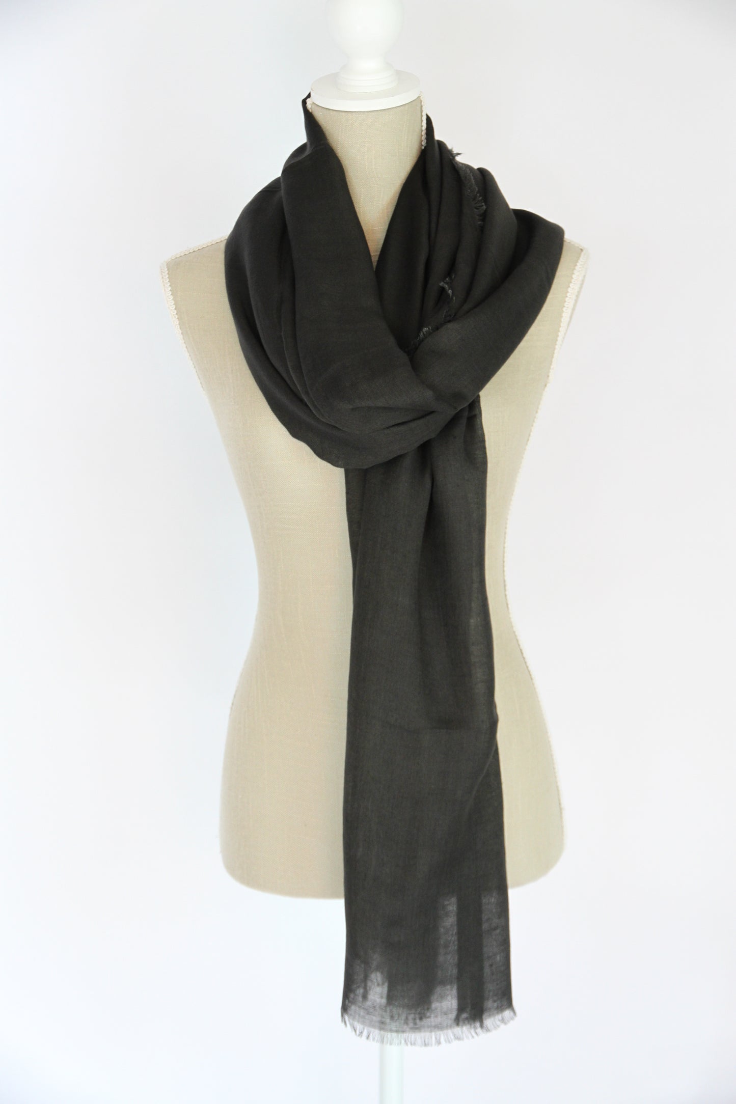 Plant-dyed modal linen shawl / Black